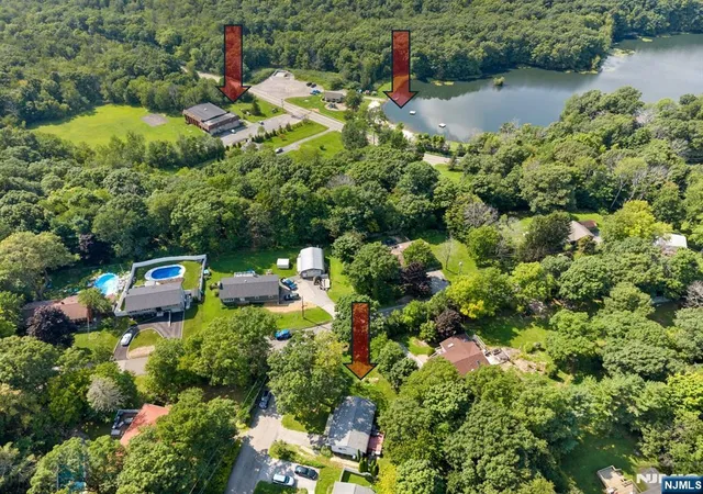 2nd image of 1 Ridgeview Ct, Vernon, NJ 07422 | MLS# 26031097