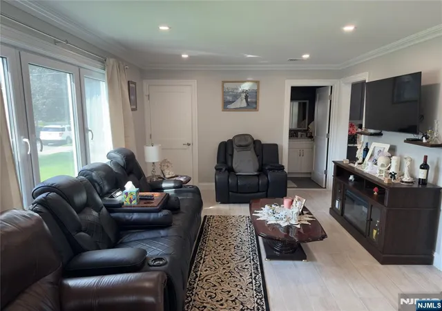 Photo 3 of Single family home for sale at 170 Mount Pleasant Ave, Wallington, NJ 07057 | MLS# 26031220 | Listing updated on 2026-09-11