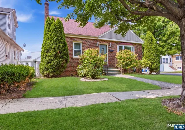 Photo 3 of Single family home for sale at 640 New York Ave, Lyndhurst, NJ 07071 | MLS# 26031250 | Listing updated on 2026-08-22