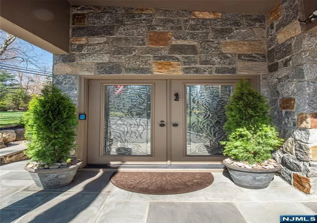 Photo 2 of Single family home for sale at 1 Driftway St, Roseland, NJ 07068 | MLS# 26031285 | Listing updated on 2026-10-04