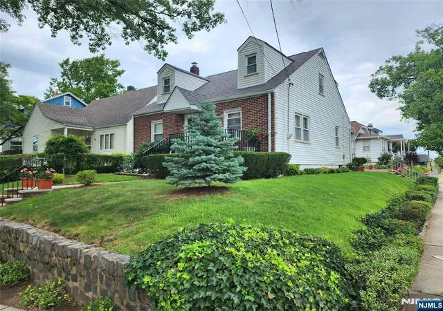 Photo 2 of Single family home for sale at 499 Jauncey Ave, Lyndhurst, NJ 07071 | MLS# 26031392 | Listing updated on 2026-09-05