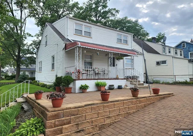 Photo 3 of Single family home for sale at 499 Jauncey Ave, Lyndhurst, NJ 07071 | MLS# 26031392 | Listing updated on 2026-09-05