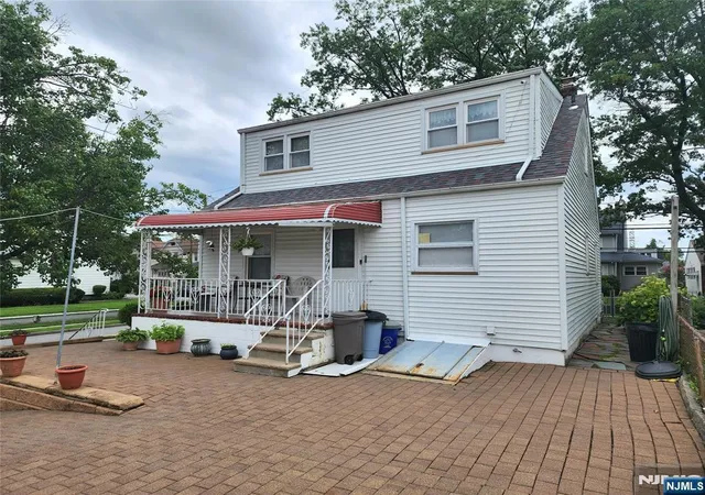 Photo 4 of Single family home for sale at 499 Jauncey Ave, Lyndhurst, NJ 07071 | MLS# 26031392 | Listing updated on 2026-09-05