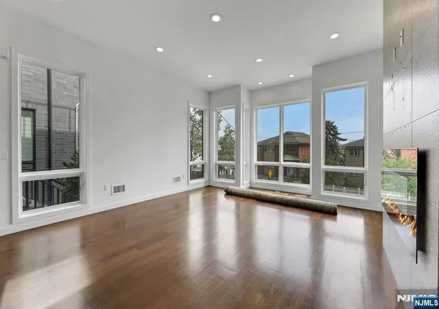 Photo 4 of Townhouse for sale at 712 Undercliff Ave, Edgewater, NJ 07020 | MLS# 26031439 | Listing updated on 2026-08-19