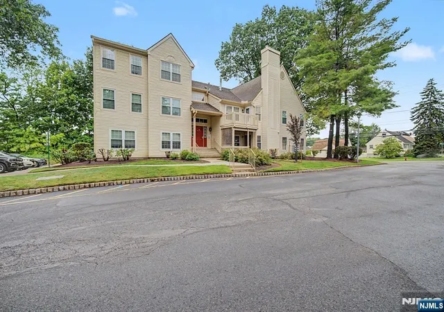 2nd image of 3 Juniper Ct, Clifton, NJ 07014