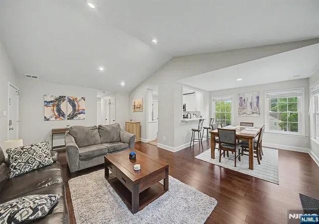 4th image of 3 Juniper Ct, Clifton, NJ 07014