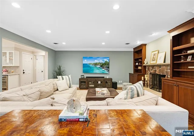 Photo 3 of Single family home for sale at 285 Dunham Pl, Glen Rock, NJ 07452 | MLS# 26031483 | Listing updated on 2026-08-23