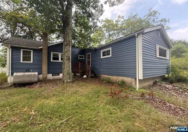 Photo 3 of Sale Pending at 3 Illinois Trl, Hopatcong, NJ 07843 | MLS# 26031681 | Listing updated on 2026-09-23