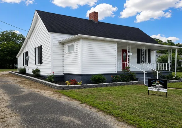Photo 3 of Single family home for sale at 215 Washington St, Clinton, SC 29325 | MLS# SPN319009 | Listing updated on 2026-08-12