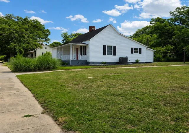 Photo 3 of Single family home for sale at 215 Washington St, Clinton, SC 29325 | MLS# SPN319009 | Listing updated on 2026-08-12