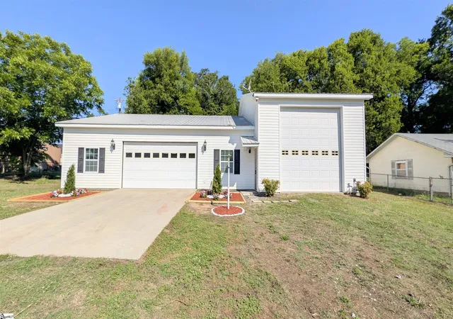 Photo 1 of Single family home for sale at 193 Laurel St, Spartanburg, SC 29303 | MLS# SPN338828 | Listing updated on 2026-07-25