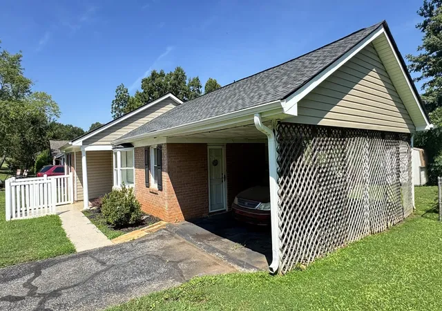 Photo 3 of Single family home for sale at 136 Raintree Dr, Spartanburg, SC 29301 | MLS# SPN339596 | Listing updated on 2026-08-29