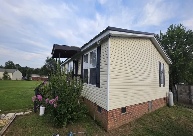 Photo 3 of Manufactured home for sale at 660 Hammett Rd, Spartanburg, SC 29307 | MLS# SPN339627 | Listing updated on 2026-08-28