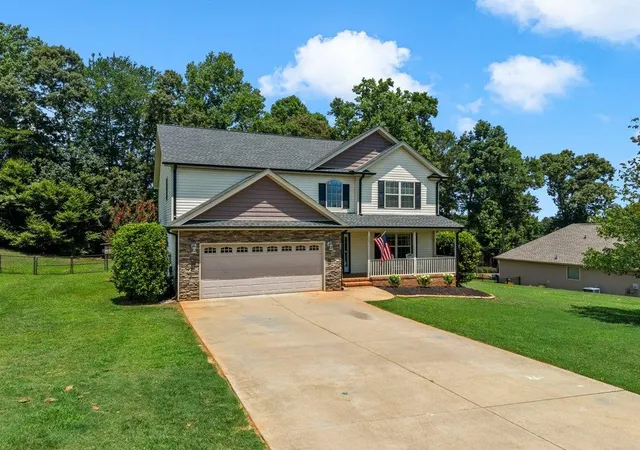 Photo 4 of Single family home for sale at 335 Laura Faye Ln, Lyman, SC 29365 | MLS# SPN339644 | Listing updated on 2026-08-22