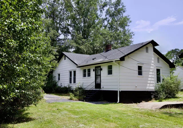 Photo 3 of Sale Pending at 207 S Carolina Ave, Spartanburg, SC 29306 | MLS# SPN340054 | Listing updated on 2026-09-22
