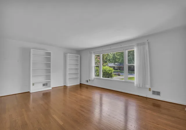 Photo 3 of Single family home for sale at 402 Springwood Dr, Spartanburg, SC 29302 | MLS# SPN340087 | Listing updated on 2026-08-13