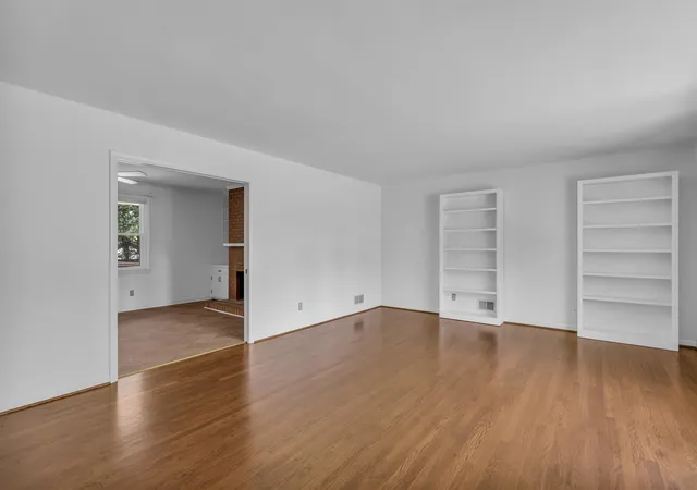Photo 3 of Single family home for sale at 402 Springwood Dr, Spartanburg, SC 29302 | MLS# SPN340087 | Listing updated on 2026-08-13