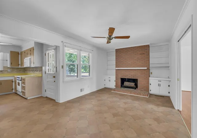 Photo 4 of Single family home for sale at 402 Springwood Dr, Spartanburg, SC 29302 | MLS# SPN340087 | Listing updated on 2026-08-13