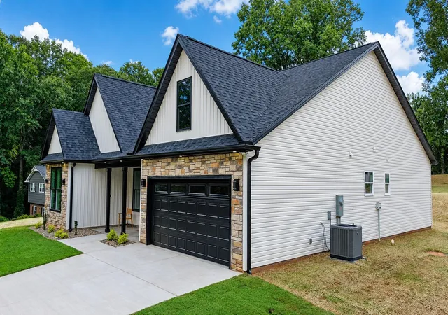 Photo 2 of Sale Pending at 333 Peach Valley Dr, Spartanburg, SC 29303 | MLS# SPN340332 | Listing updated on 2026-08-25