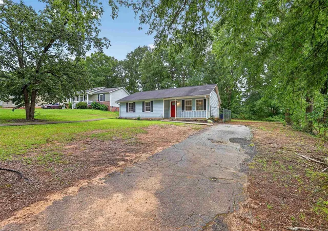 Photo 4 of Sale Pending at 102 Winterhaven Rd, Spartanburg, SC 29301 | MLS# SPN340358 | Listing updated on 2026-10-01