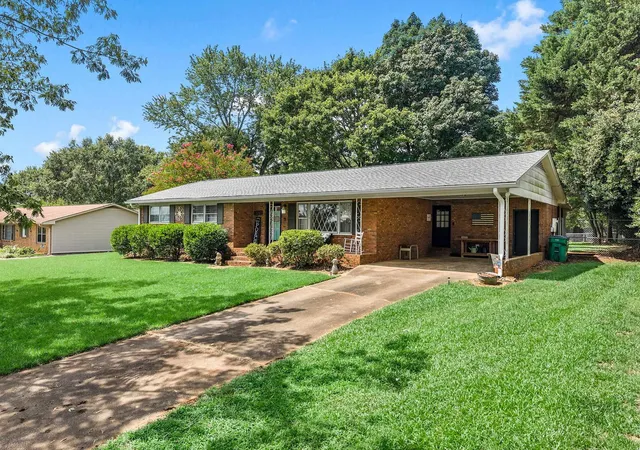 Photo 3 of Sale Pending at 227 Ferndale Dr, Boiling Springs, SC 29316 | MLS# SPN340369 | Listing updated on 2026-09-04