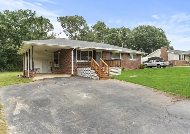 Photo 3 of Single family home for sale at 214 Crawford Cir, Spartanburg, SC 29301 | MLS# SPN340504 | Listing updated on 2026-08-25