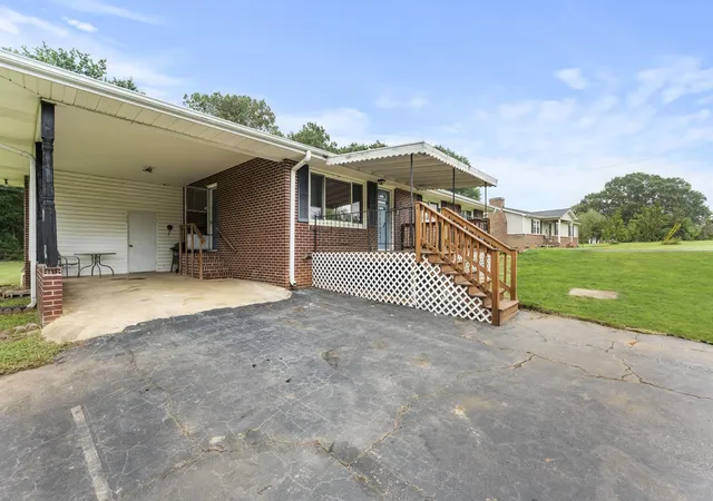 Photo 3 of Single family home for sale at 214 Crawford Cir, Spartanburg, SC 29301 | MLS# SPN340504 | Listing updated on 2026-08-25