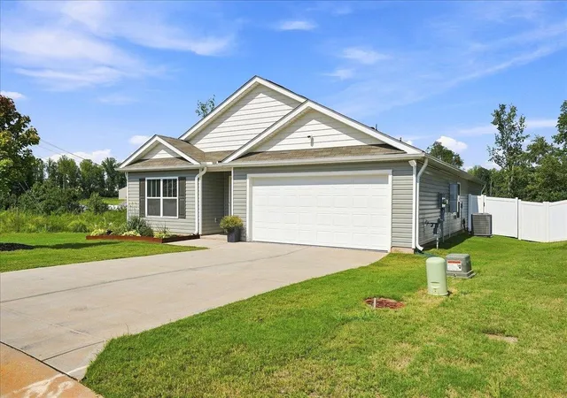 Photo 2 of Single family home for sale at 443 Valencia Cir, Wellford, SC 29385 | MLS# SPN340563 | Listing updated on 2026-09-03