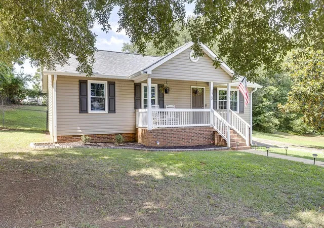 Photo 2 of Single family home for sale at 128 Keltner Cir, Spartanburg, SC 29302 | MLS# SPN340855 | Listing updated on 2026-08-23