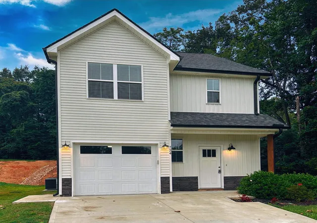 Photo 2 of Single family home for sale at 734 S Bomar, Landrum, SC 29356 | MLS# SPN340901 | Listing updated on 2026-08-24