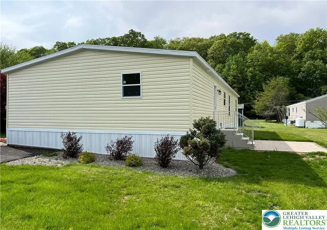 Photo 3 of Manufactured home for sale at 342 Upper Phme S Dr, Middle Smithfield Twp, PA 18302 | MLS# 779638 | Listing updated on 2026-08-26