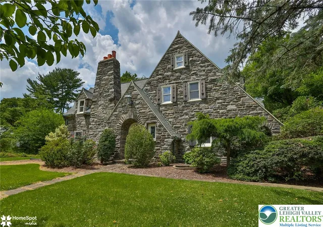 Photo 3 of Single family home for sale at 2835 Parkway Blvd, Allentown, PA 18104 | MLS# 779919 | Listing updated on 2026-08-24