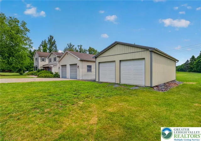 Photo 3 of Single family home for sale at 210 Frutchey Ct, Mount Bethel, PA 18343 | MLS# 780133 | Listing updated on 2026-08-24