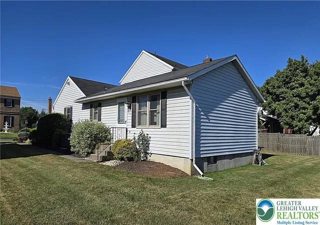 2nd image of 1923 Belleview Dr, Whitehall, PA 18052 | MLS# 780227