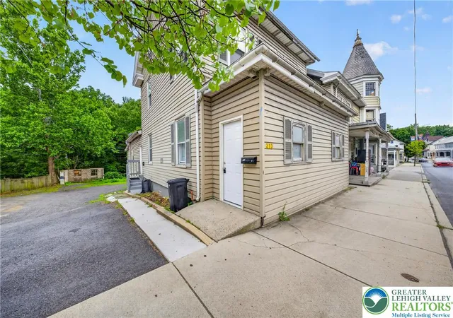 Photo 4 of House for sale at 313 Main St, Slatington, PA 18080 | MLS# 780809 | Listing updated on 2026-08-25