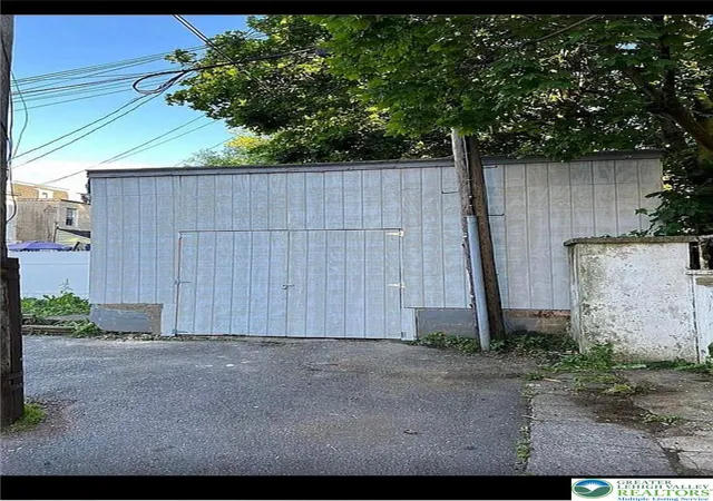 Photo 3 of Townhouse for sale at 242 N Hall St, Allentown, PA 18102 | MLS# 781020 | Listing updated on 2026-08-17