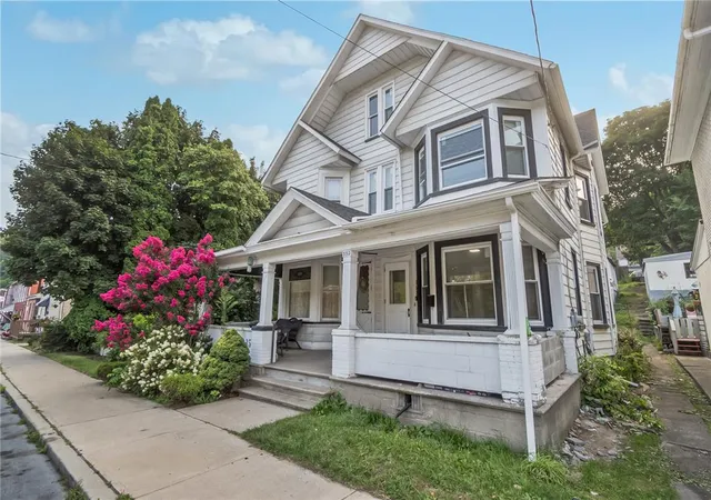 Photo 4 of Single family home for sale at 352 S 1st Street, Bangor, PA 18013 | MLS# 781404 | Listing updated on 2026-08-23