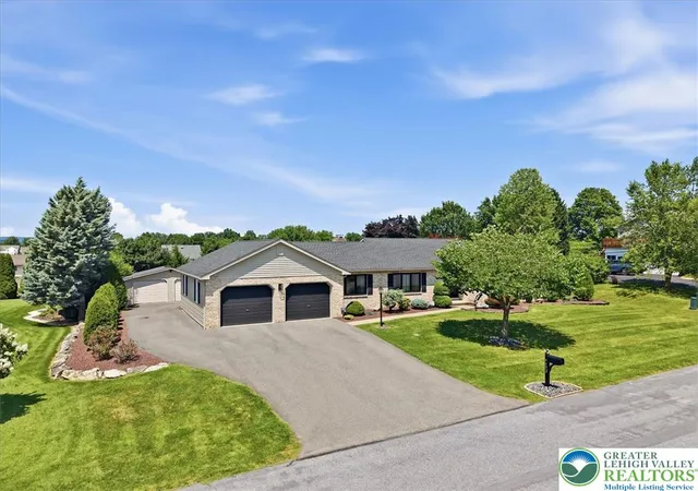 Photo 3 of Sale Pending at 4652 Willow Ln, Nazareth, PA 18064 | MLS# 781865 | Listing updated on 2026-08-18