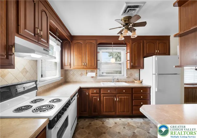 4th image of 2043 Troxell St, Allentown, PA 18109 | MLS# 782151
