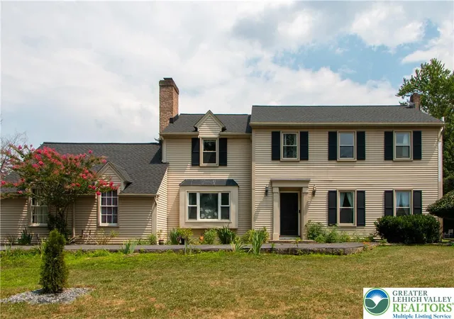 Photo 2 of Single family home for sale at 3582 Country Clb Rd, Easton, PA 18045 | MLS# 781876 | Listing updated on 2026-08-21