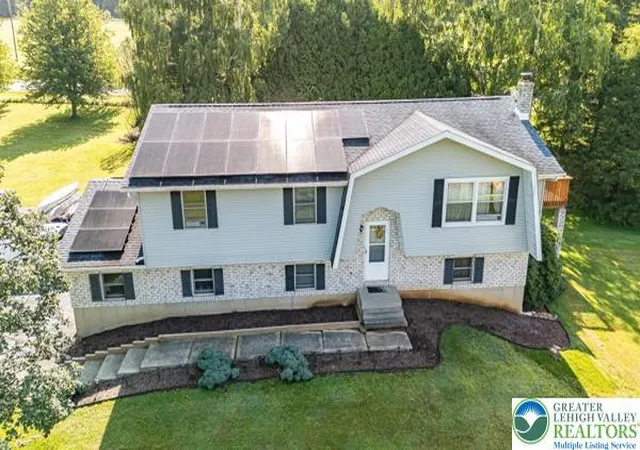 Photo 3 of Single family home for sale at 12 Manor Ln, Jim Thorpe, PA 18229 | MLS# 782314 | Listing updated on 2026-08-23