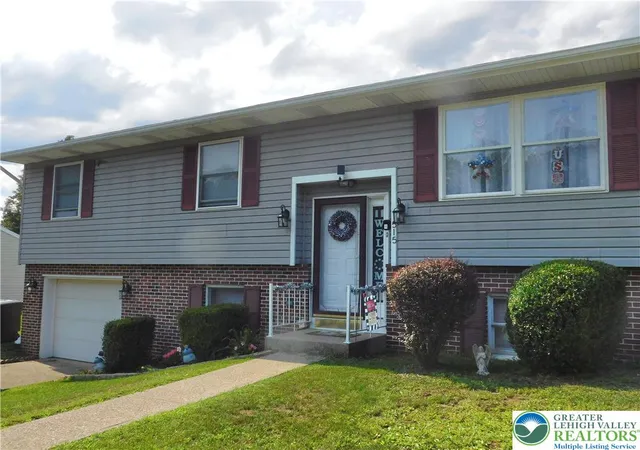 Photo 3 of Single family home for sale at 515 Maple St, Pottsville, PA 17901 | MLS# 782397 | Listing updated on 2026-08-10