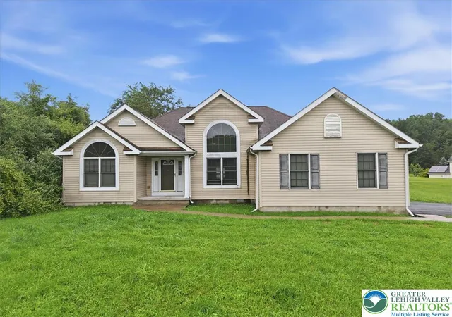 Photo 1 of Single family home for sale at 86 E Northpark Dr, East Stroudsburg, PA 18302 | MLS# 781342 | Listing updated on 2026-08-10