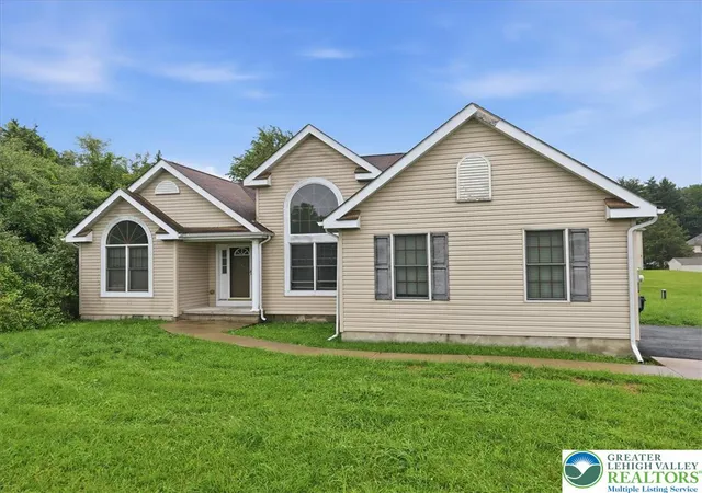 Photo 2 of Single family home for sale at 86 E Northpark Dr, East Stroudsburg, PA 18302 | MLS# 781342 | Listing updated on 2026-08-10