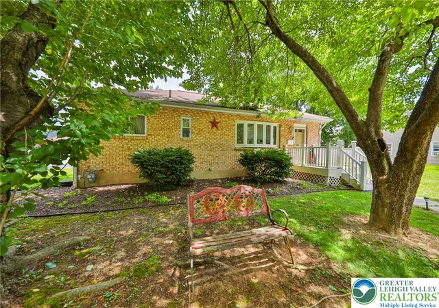 Photo 3 of Sale Pending at 735 N Glenwood St, Allentown, PA 18104 | MLS# 782571 | Listing updated on 2026-08-25