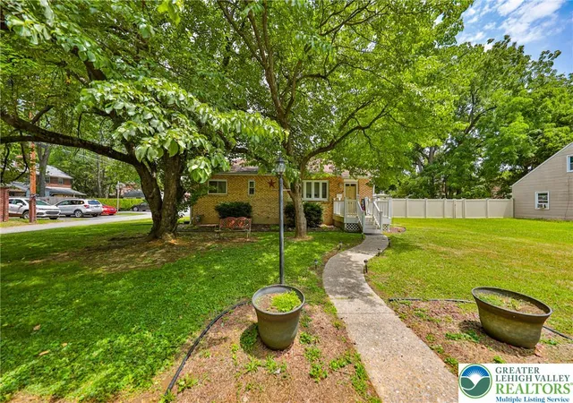Photo 3 of Sale Pending at 735 N Glenwood St, Allentown, PA 18104 | MLS# 782571 | Listing updated on 2026-08-25