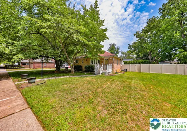 Photo 4 of Sale Pending at 735 N Glenwood St, Allentown, PA 18104 | MLS# 782571 | Listing updated on 2026-08-25