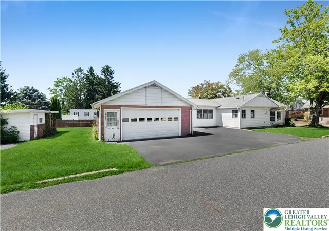 Photo 4 of Single family home for sale at 418 S 4th Street, Emmaus, PA 18049 | MLS# 782620 | Listing updated on 2026-08-13