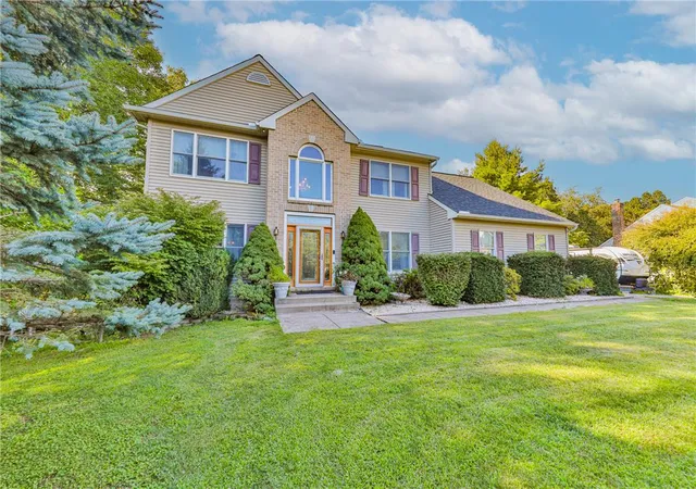 Photo 2 of Single family home for sale at 4132 Crst View Dr, Stroudsburg, PA 18360 | MLS# 782192 | Listing updated on 2026-08-21