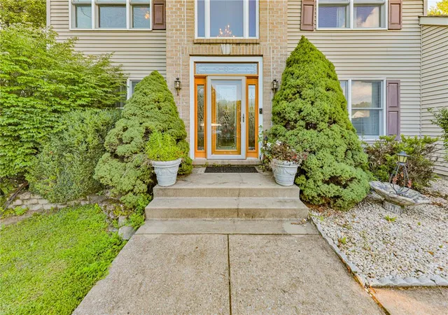 Photo 4 of Single family home for sale at 4132 Crst View Dr, Stroudsburg, PA 18360 | MLS# 782192 | Listing updated on 2026-08-21